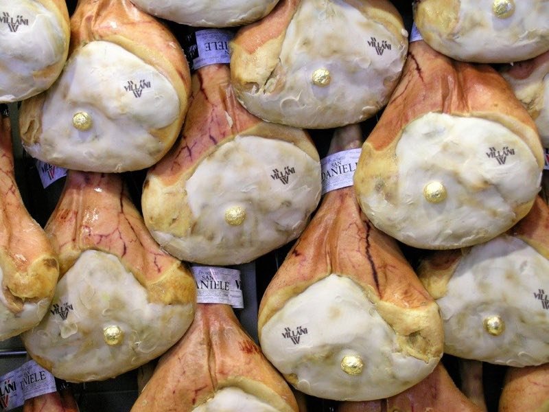 Prosciutti di San Daniele appesi a stagionare